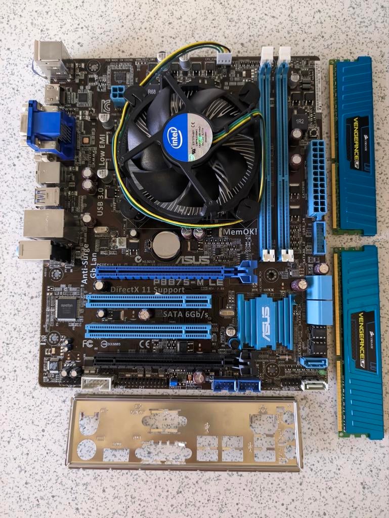 ASUS P8875-M LE moederbord met Intel Core I5 en 8 GB RAM, Computers en Software, Moederborden, Gebruikt, DDR3, Ophalen of Verzenden