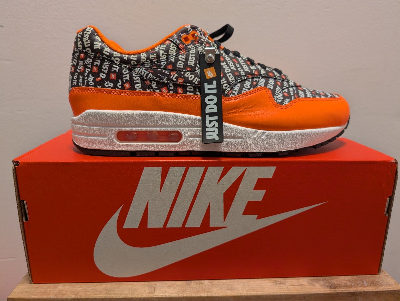 Nike Air Max 1 Just Do It Pack Black Orange 43, Nike air max, Overige kleuren, Nieuw, Ophalen of Verzenden