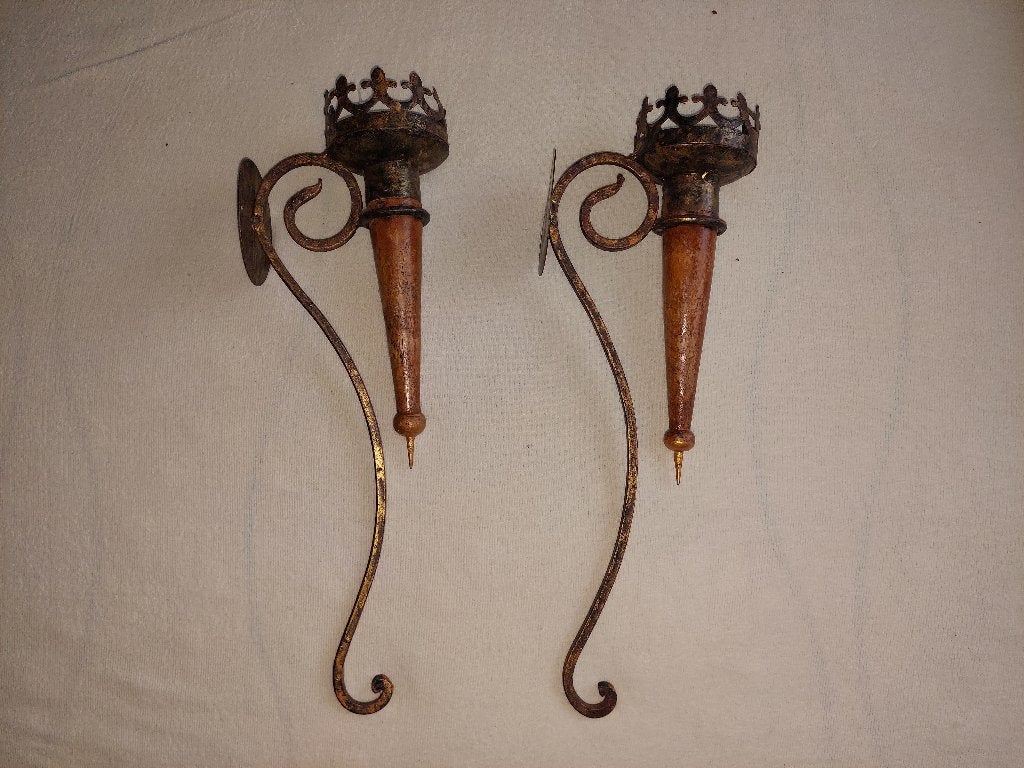Twee gelijke wandkandelaars / IJzer met hout / 49 centimeter, Ophalen of Verzenden, Overige materialen