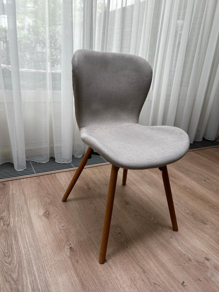6 lichtgrijze stoelen met houten poten - lichte vlekken, Huis en Inrichting, Stoelen, Ophalen, Gebruikt, Hout, Eén
