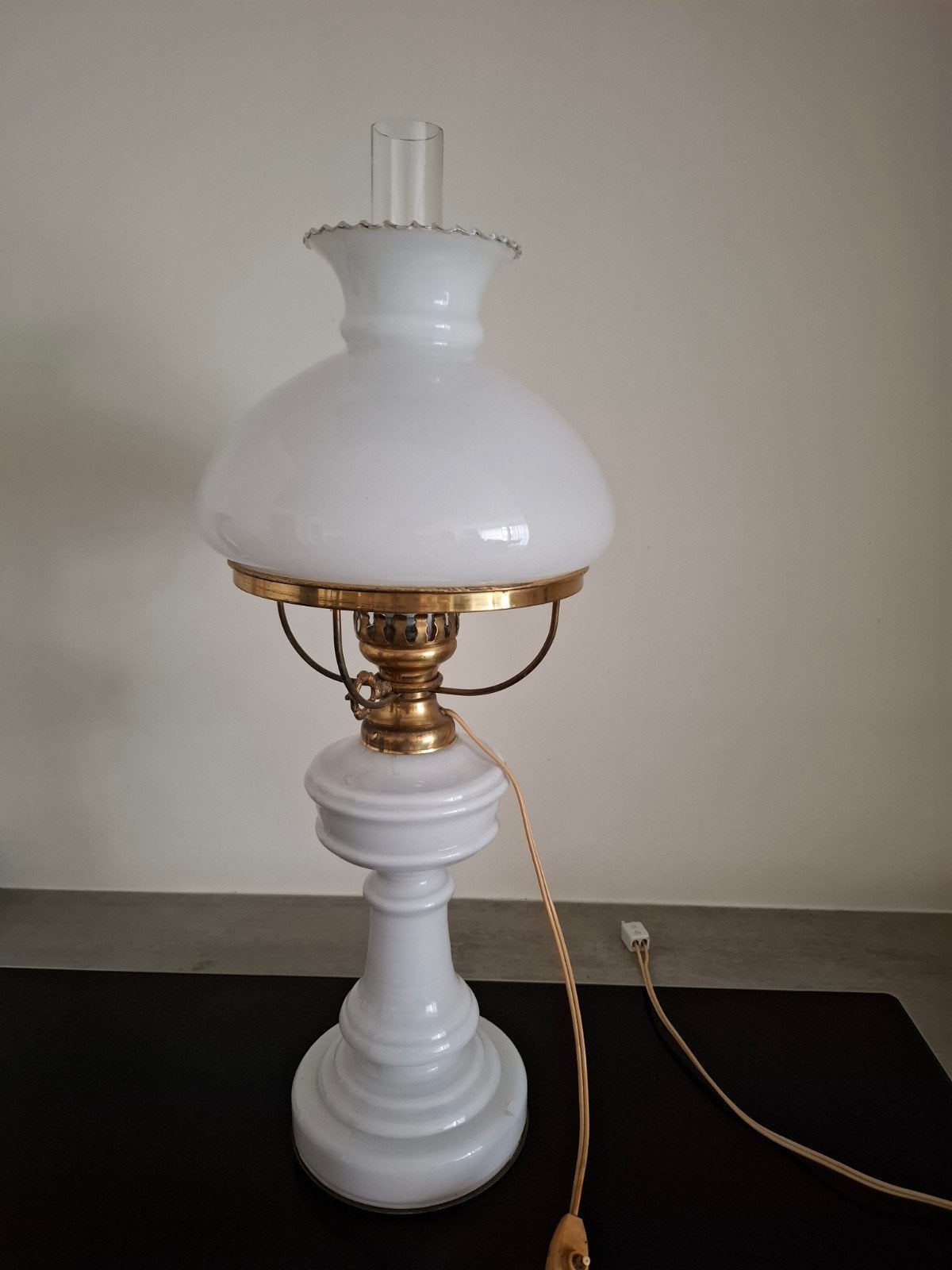 antieke omgebouwde olielamp van opaal glas, Ophalen