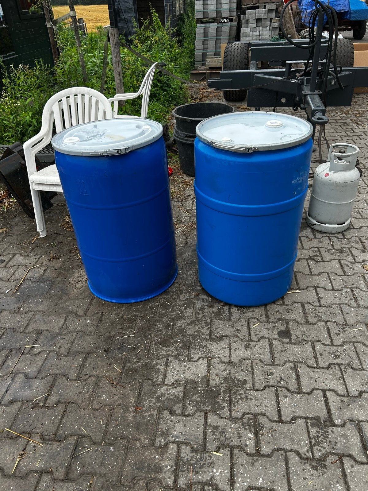 2 afsluitbare kunststof vaten 200 liter, Ophalen, Gebruikt