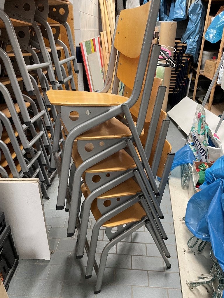 21 stoelen, Huis en Inrichting, Stoelen, Ophalen, Gebruikt, Grijs, Vijf, Zes of meer stoelen