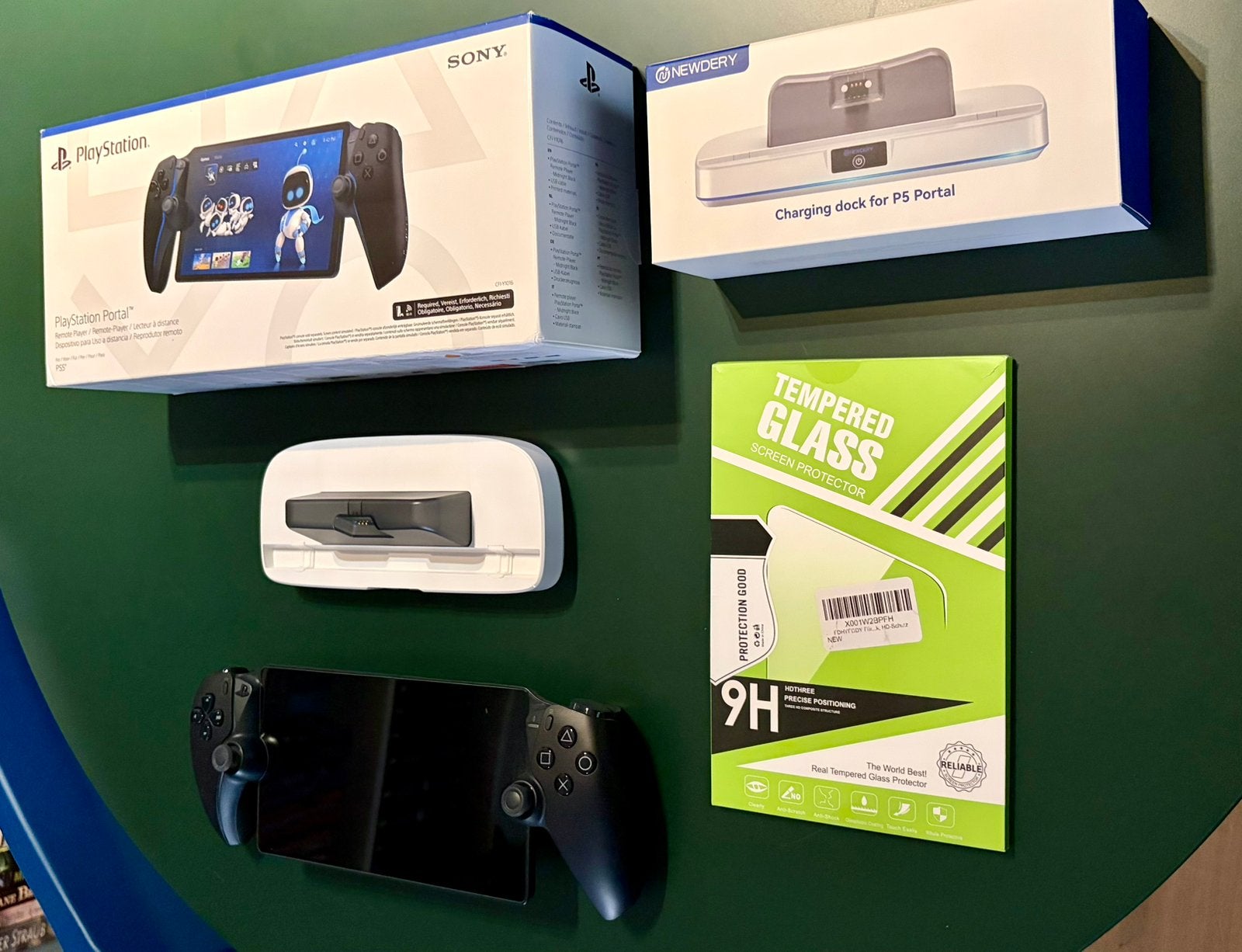 PlayStation Portal + laadstation + screenprotector, Spelcomputers en Games, Spelcomputers | Sony PlayStation Portables | Accessoires