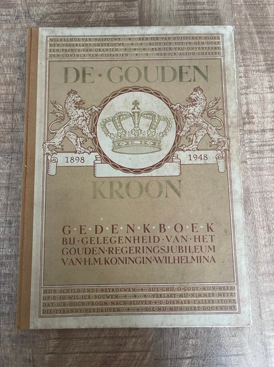 Hardcover gedenkboek De gouden kroon koningin wilhelmina, Boeken, Ophalen of Verzenden, 20e eeuw of later, Zo goed als nieuw