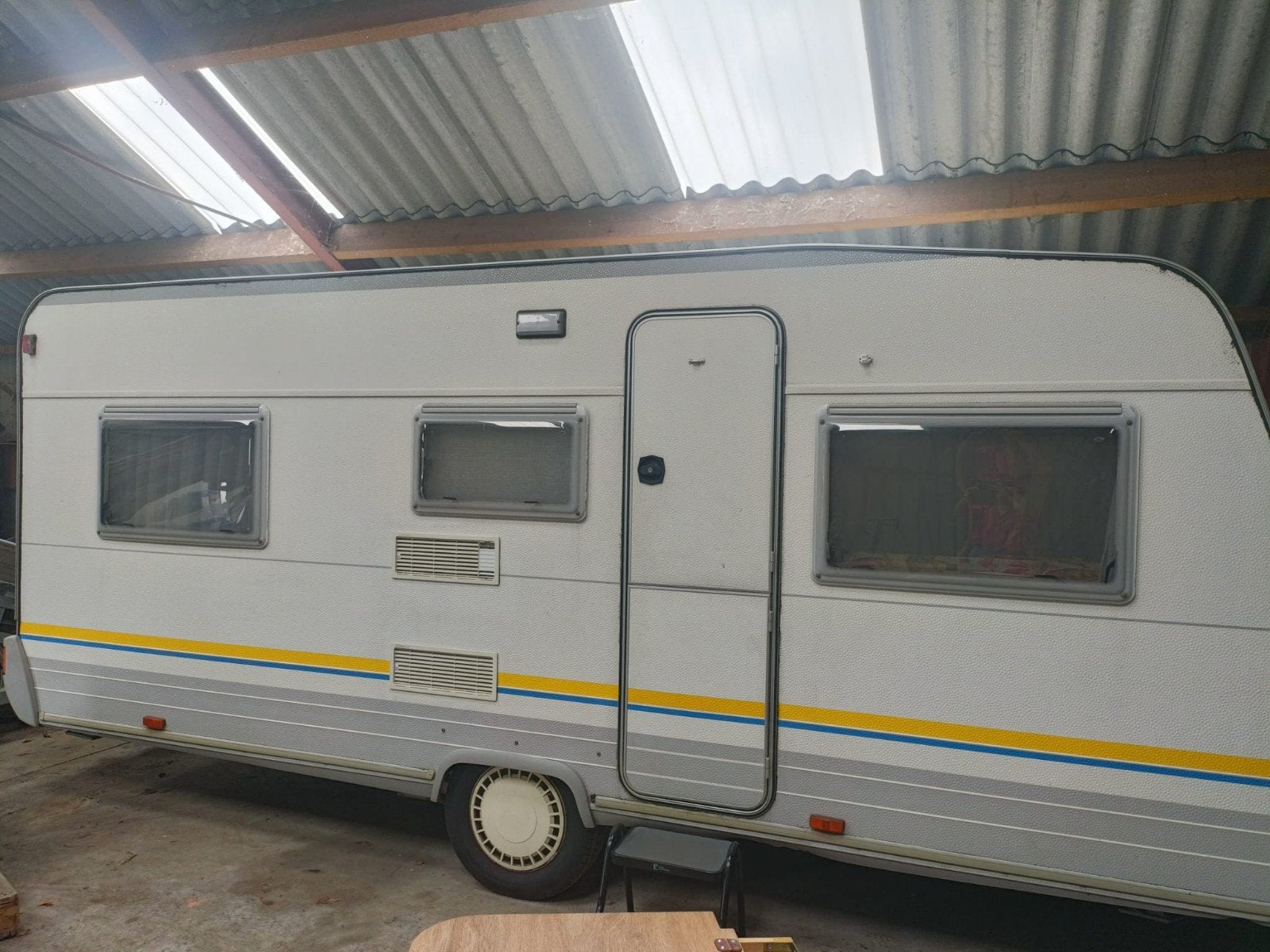 Bürstner Caravan 480 TK met stapelbed, Caravans en Kamperen, Caravans, Koelkast, Treinzit, 750 - 1000 kg, Particulier