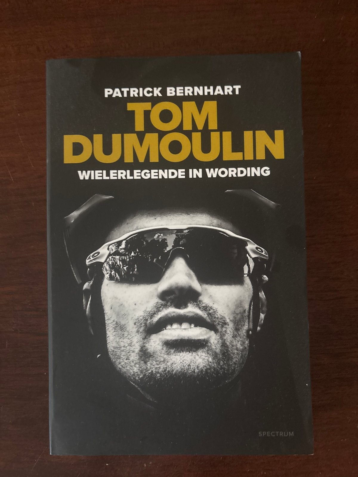Tom Dumoulin: Wielerlegende in wording - Patrick Bernhart, Ophalen of Verzenden, Zo goed als nieuw, Lopen en Fietsen