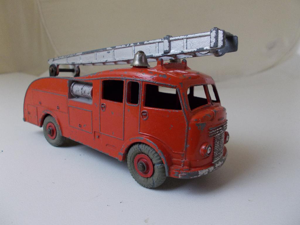 1961 Dinky SuperToys 955 FIRE ENGINE (-D-), Hobby en Vrije tijd, Modelauto's | 1:43, Ophalen of Verzenden, Gebruikt, Bus of Vrachtwagen