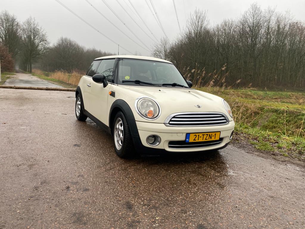 Mini (r56) 1.4 95pk 2008 Wit, Auto's, Voorwielaandrijving, Zwart, 4 stoelen, 19 km/l