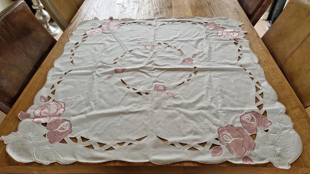 Prachtig geborduurd tafelkleed met rozenmotief, Huis en Inrichting, Tafelkleden, Ophalen of Verzenden, Rechthoek