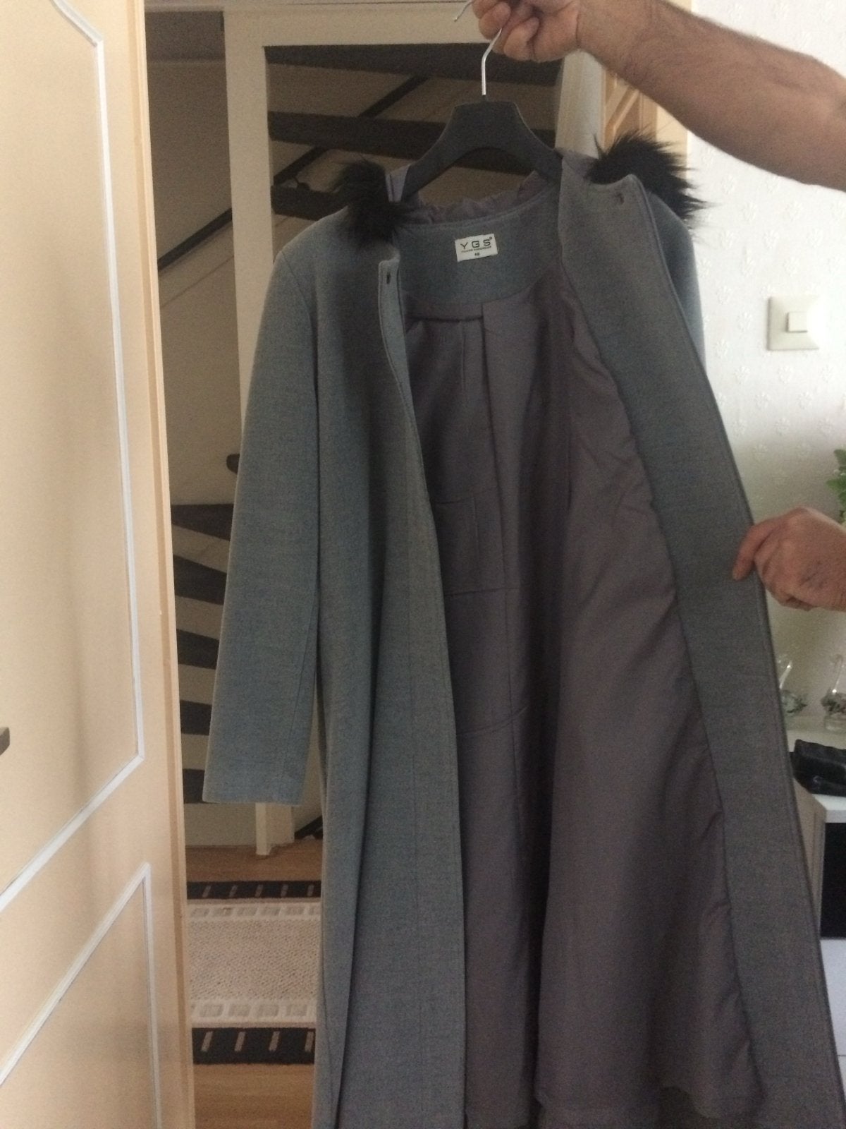 Lange grijze jas met capuchon en bontkraag, Kleding | Dames, Ophalen, Zo goed als nieuw, Maat 38/40 (M), Grijs
