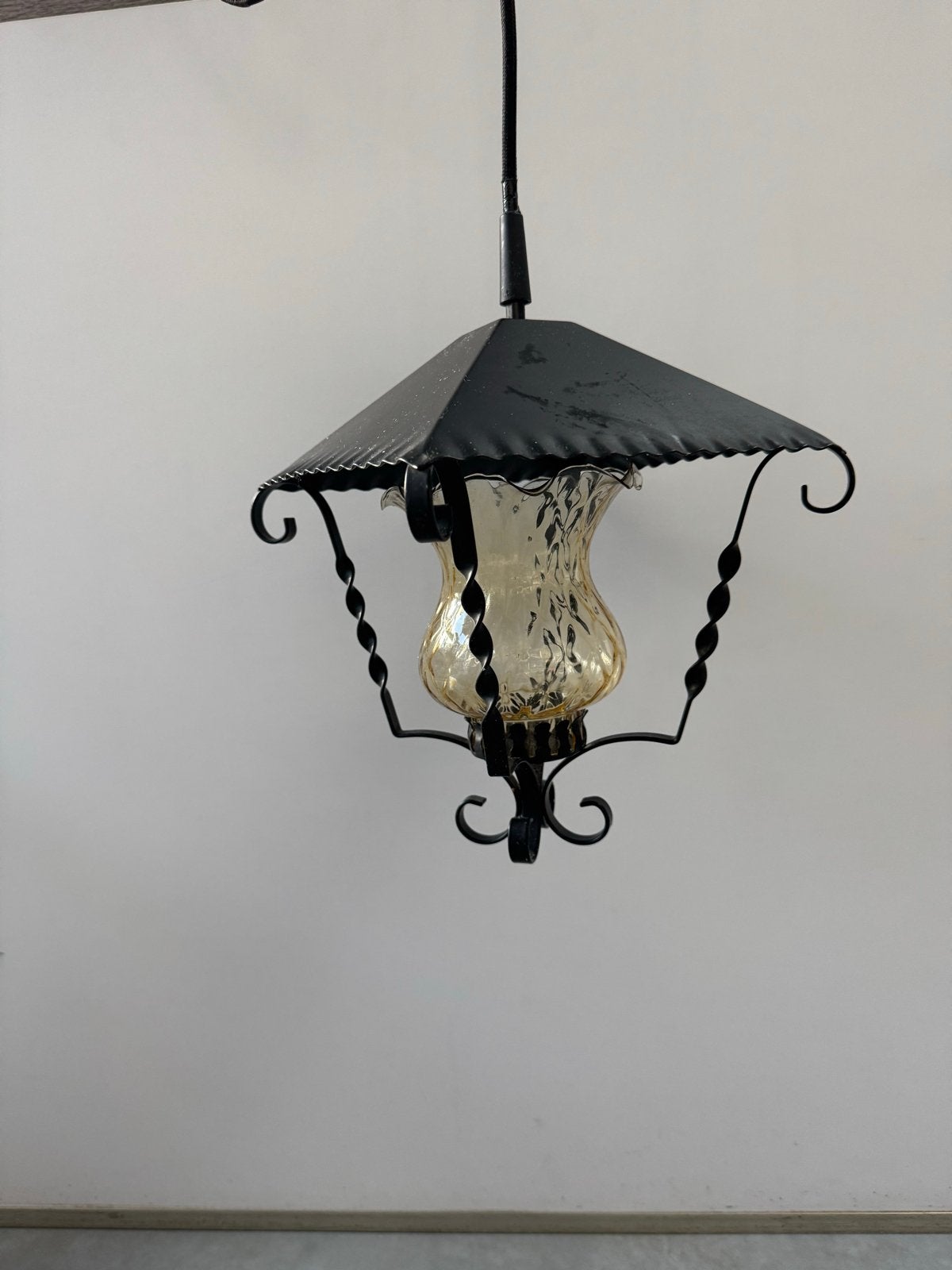 Vintage hanglamp met glazen kap, Ophalen of Verzenden, Gebruikt, Metaal, E27 (groot)