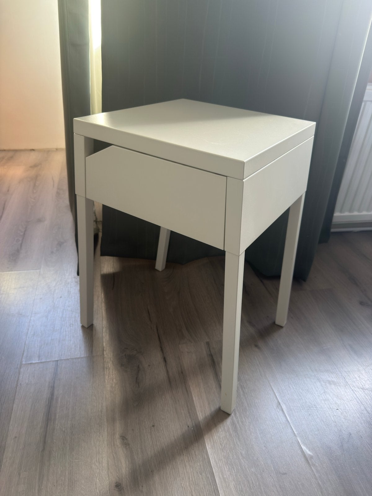 2x Wit metalen nachtkastje met lade, Minder dan 55 cm, Gebruikt, Vierkant, Hout