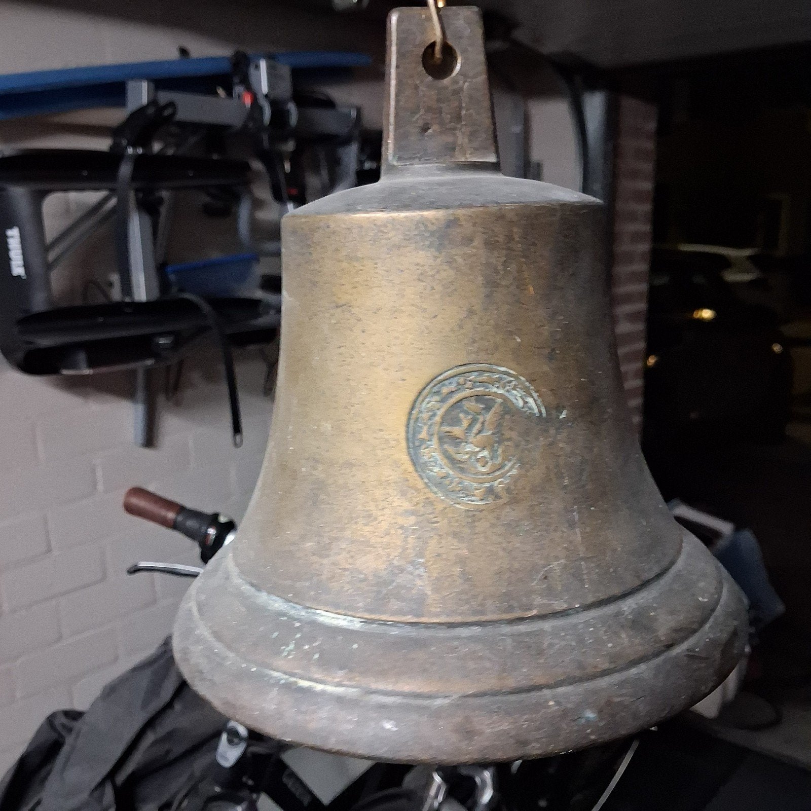 Antieke bronzen scheepsbel uit 1839 met uniek embleem, Ophalen
