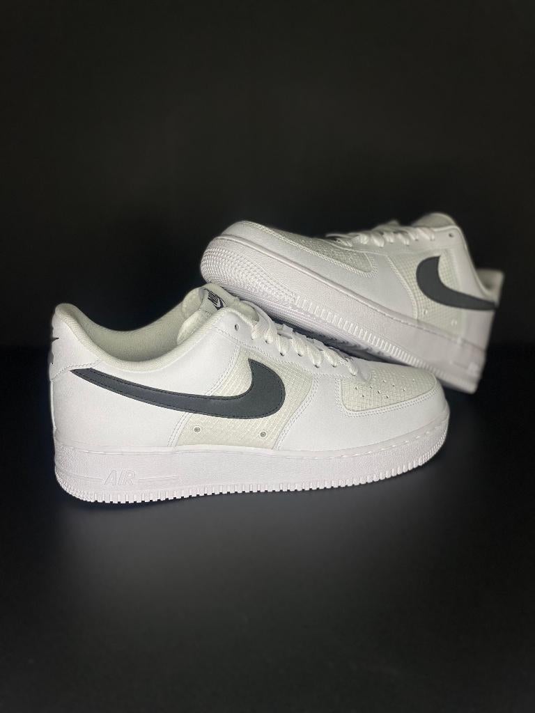 NIKE AIR FORCE 1 LOW ‘07 LV8 WHITE BLACK - maat 44.5, Wit, Nike, Nieuw, Ophalen of Verzenden