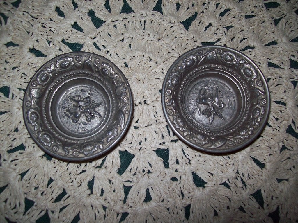 2 kleine schoteltjes bewerkt, Antiek en Kunst, Ophalen of Verzenden