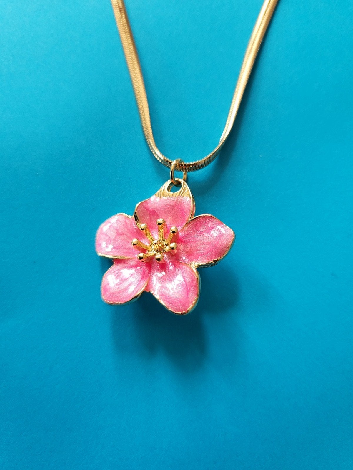 Nieuwe Gouden Ketting met Roze Bloemen Hanger, Nieuw, Ophalen of Verzenden, Roze, Overige materialen