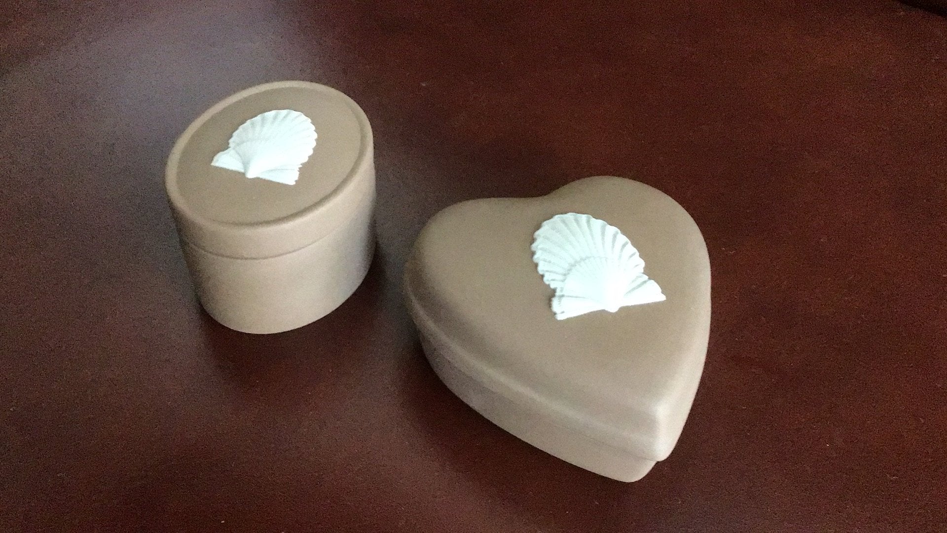 Wedgwood Jasper schelp decor bruin trinketbox 2 x, Antiek en Kunst, Ophalen of Verzenden
