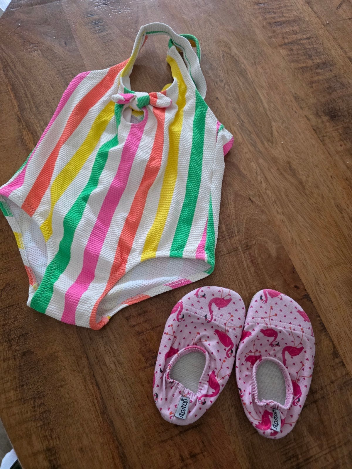 Gestreepte badpak en roze zwemschoentjes XS (flamingo), Meisje, Badpak, Ophalen of Verzenden, Zo goed als nieuw
