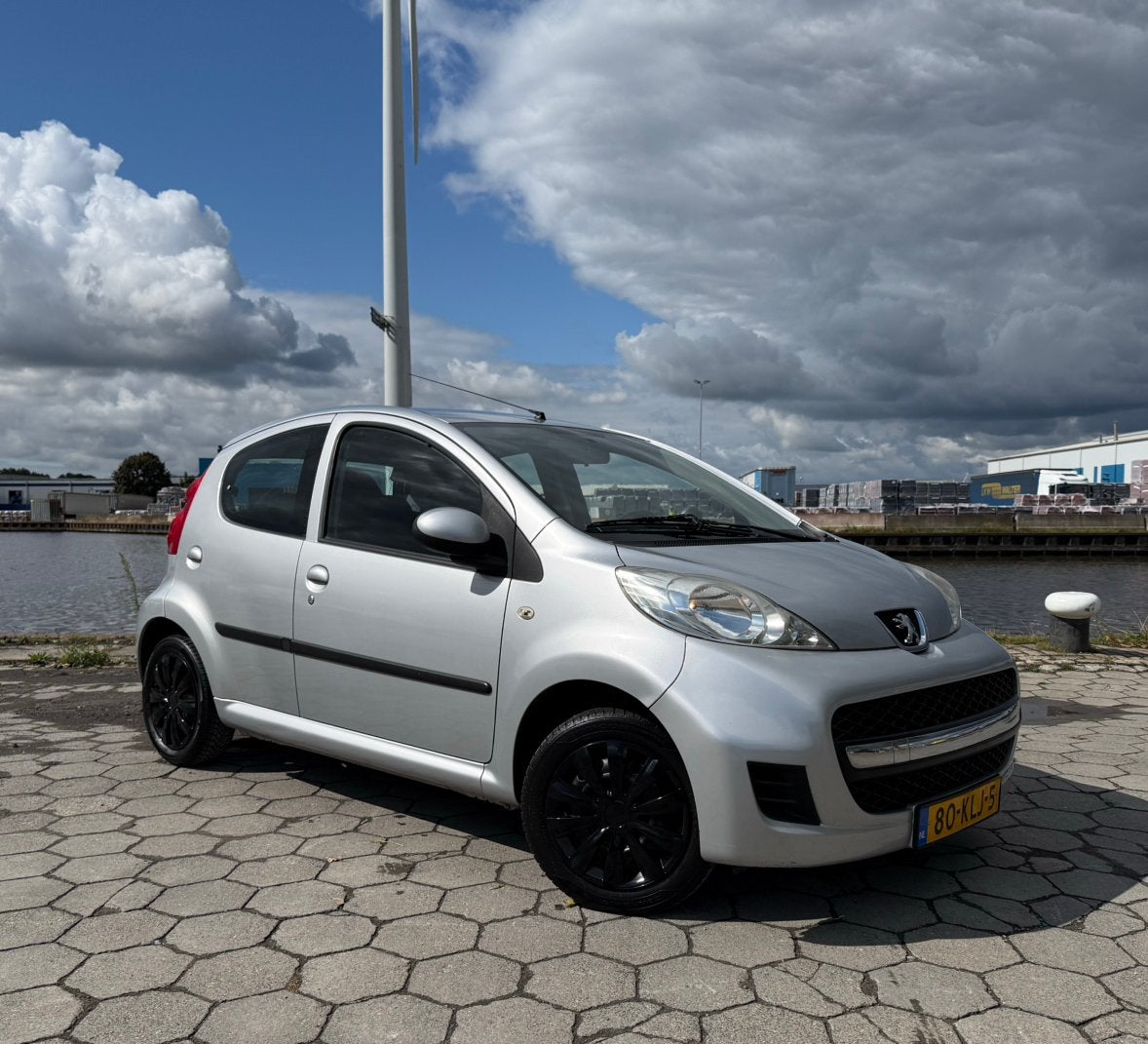 Peugeot 107 XS 1.0 12V 5DR Grijs Airco Carplay Elec Ramen, Voorwielaandrijving, Euro 5, 4 stoelen, 68 pk