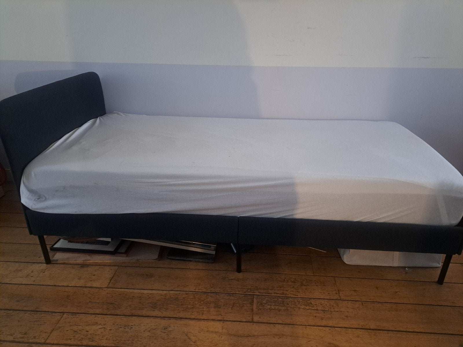 IKEA SLATTUM Gestoffeerd bed 90x200 cm, donkergrijs, Huis en Inrichting, Slaapkamer | Bedden, Ophalen, 90 cm, Eenpersoons, Zo goed als nieuw