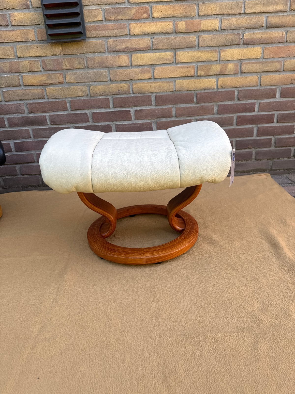 Stressless voetenbankje in crème leer en hout, Minder dan 50 cm, Scandinavisch, Ophalen of Verzenden, Zo goed als nieuw