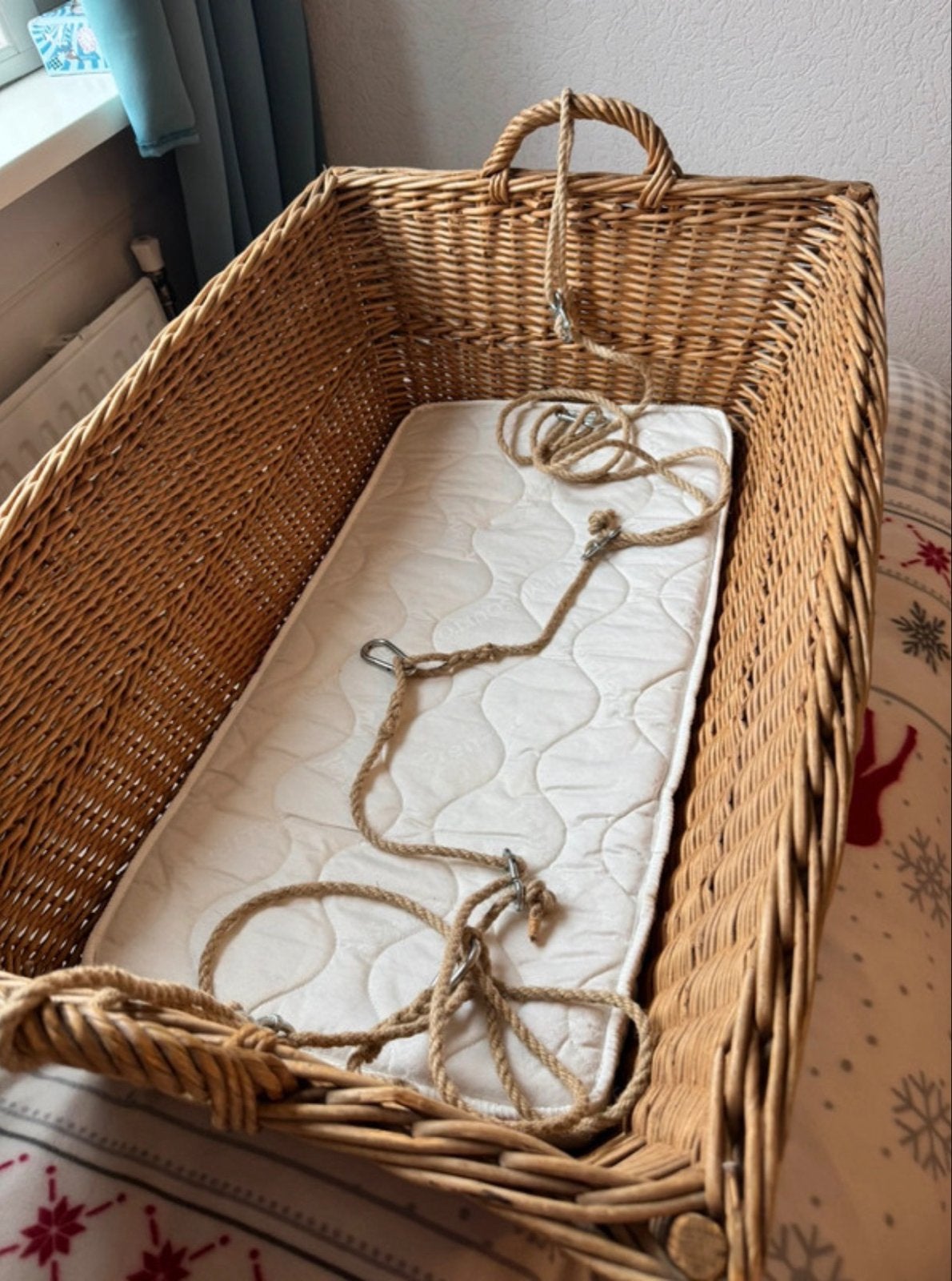 Prachtige grote rieten mand als babywiegje met schoon matras, Kinderen en Baby's, Babywiegjes en Ledikanten, Ophalen, Zo goed als nieuw