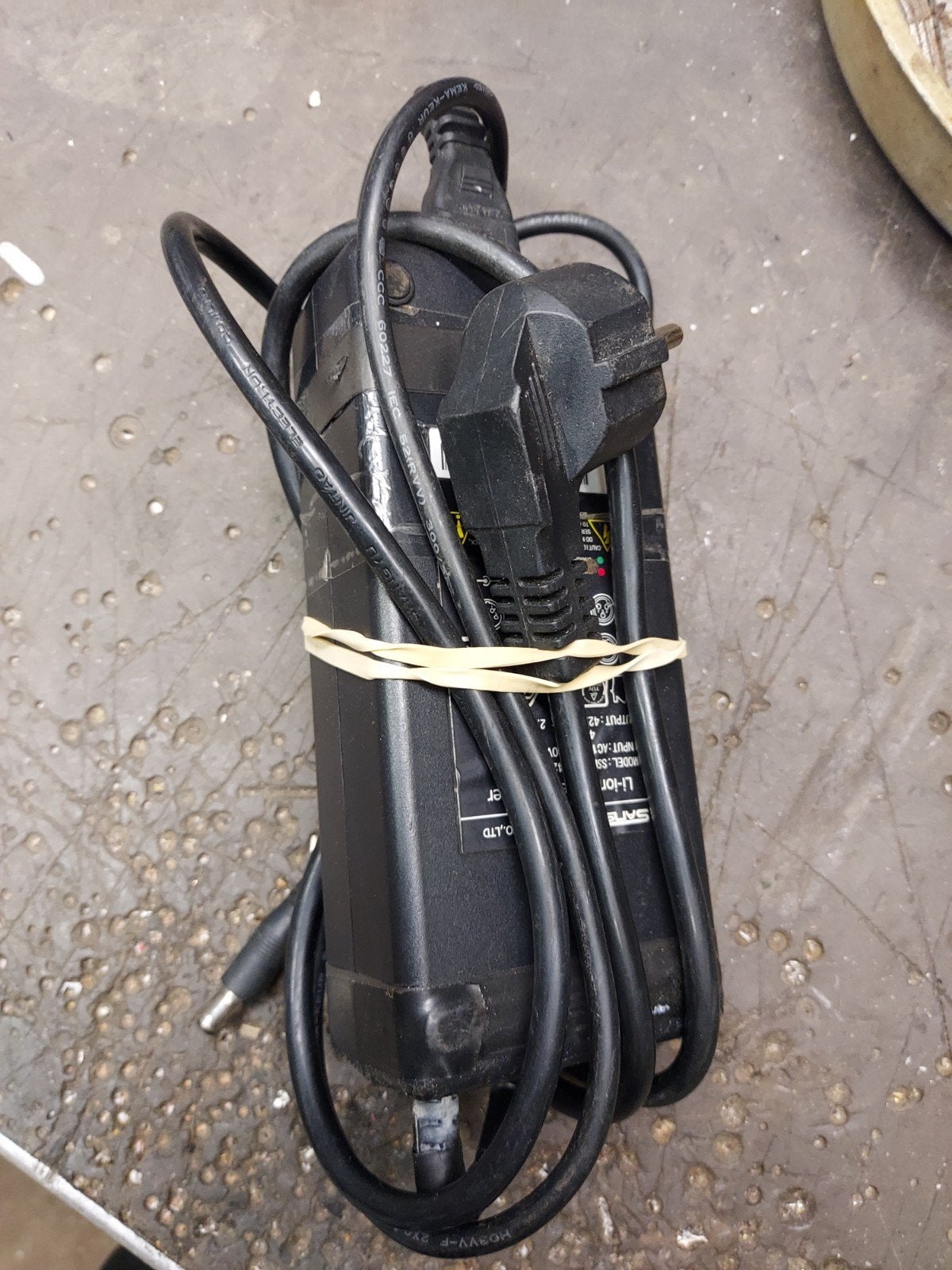 acculader 42v 0,2 amp  En acculader 42v 2 amp, Fietsen en Brommers, Ophalen, Elektrische step (E-scooter)