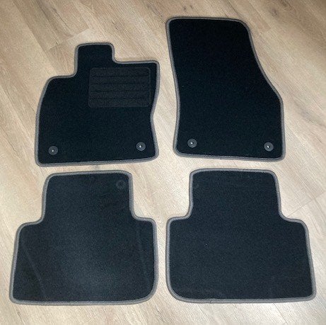 Mattenset voor een Volkswagen Touran Type: 5T, Auto-onderdelen, Info@schoenek.de, Volkswagen, Nieuw, Ophalen of Verzenden