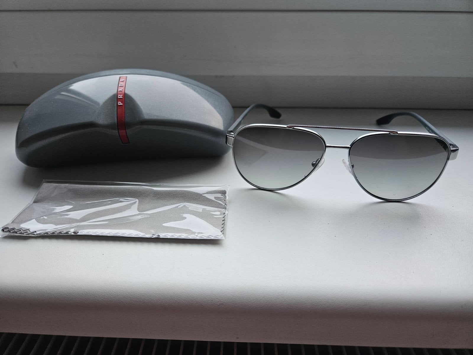 Nieuwe Prada Linea Rossa SPS541 Zonnebril, Zonnebril, Nieuw, Grijs, Ophalen