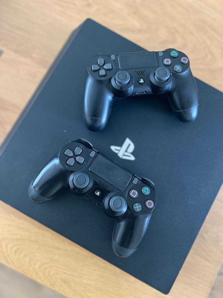 PlayStation 4 Pro met 2 controllers en 3 games, Ophalen of Verzenden, Zo goed als nieuw