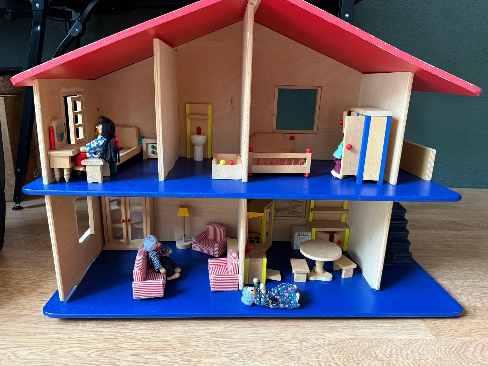 Leuk houten poppenhuis inclusief interieur, Ophalen, Gebruikt, Poppenhuis