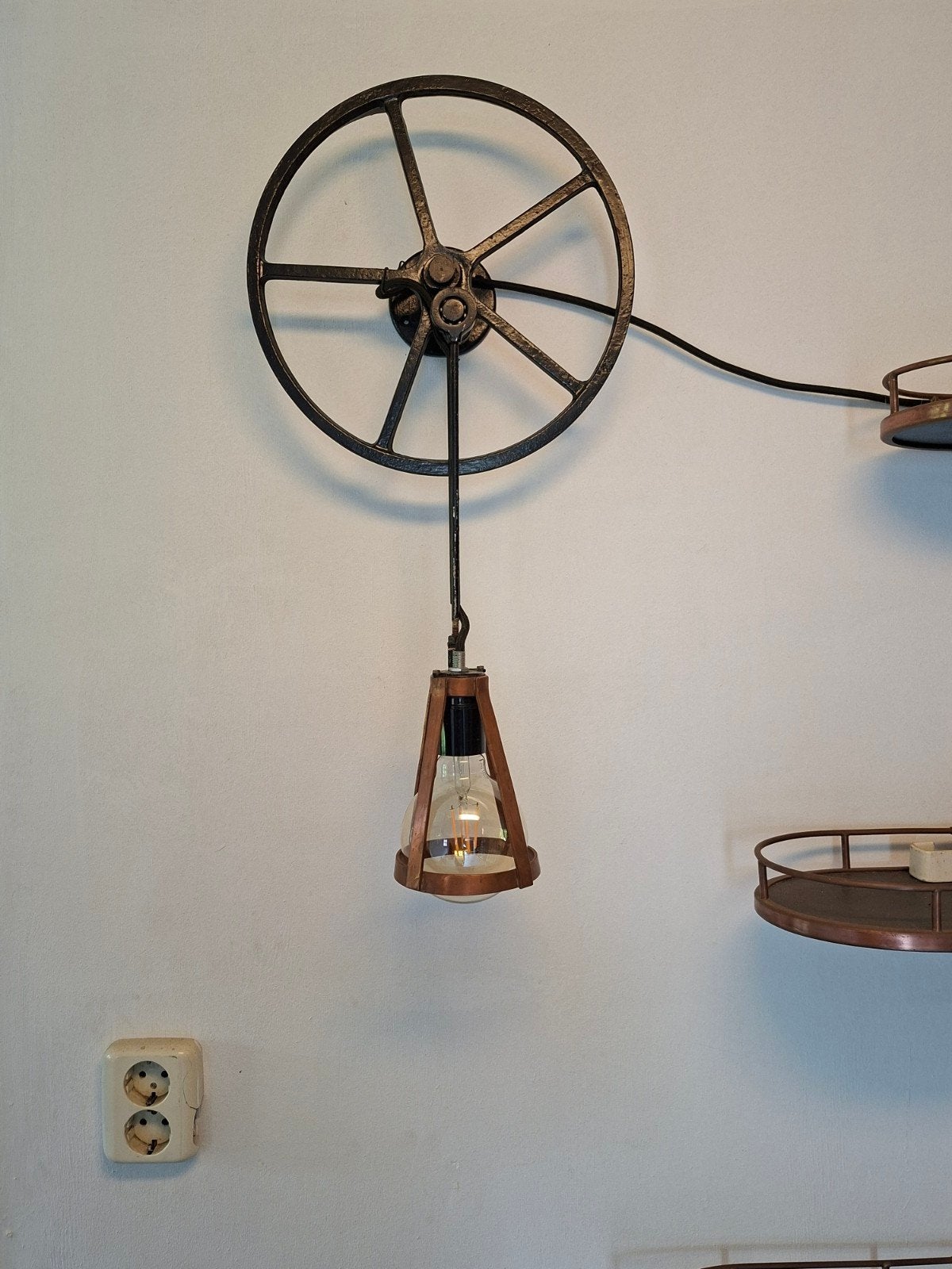 Wandlamp van koper en unieke ophanging., Huis en Inrichting, Ophalen of Verzenden