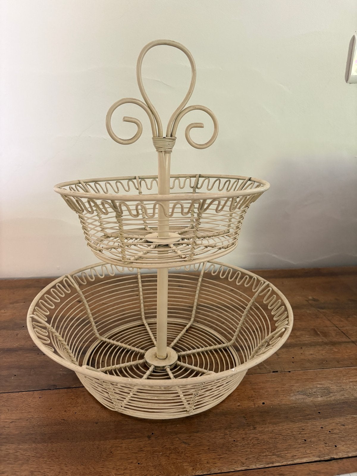 Decoratieve metalen etagère - 2 lagen, Met handvatten, Gebruikt, Schaal, Rond