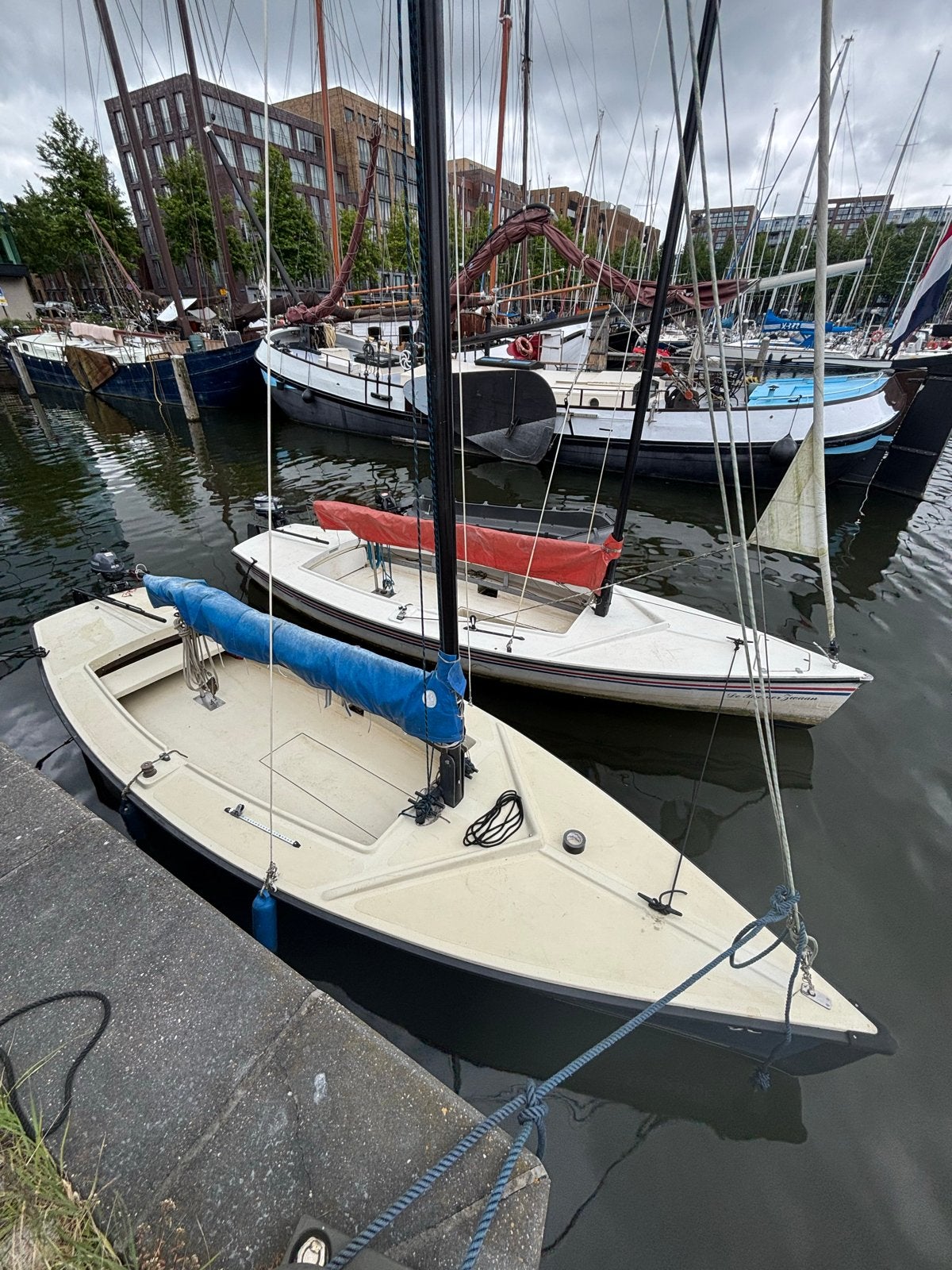 Twee poly valken, 1 vaarklaar 1 heeft wat aandacht nodig, Watersport en Boten, Open zeilboten, Ophalen, Gebruikt, Inclusief zeilen