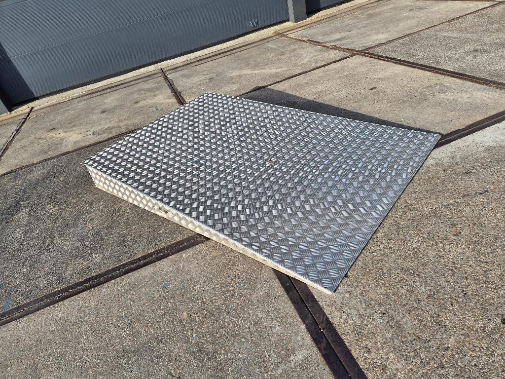 Oprijdramp rijplaat aluminium, Ophalen, Zo goed als nieuw