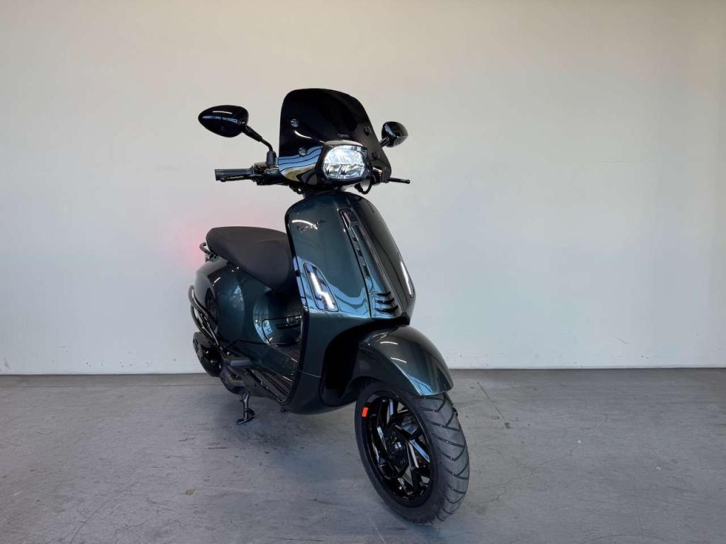 Vespa Sprint 125CC Camouflage Green Metallic, 2025, Custom, Niet ingevuld, Scooter, Occasion, Bedrijf