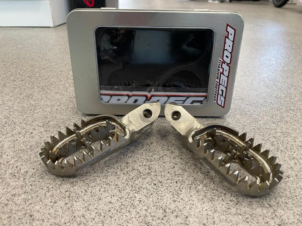 Pro-pegs Titanium Voetsteunen KTM/Husqvarna/Gasgas, Gebruikt, Ophalen of Verzenden, Info@pro-pegs.nl, NL
