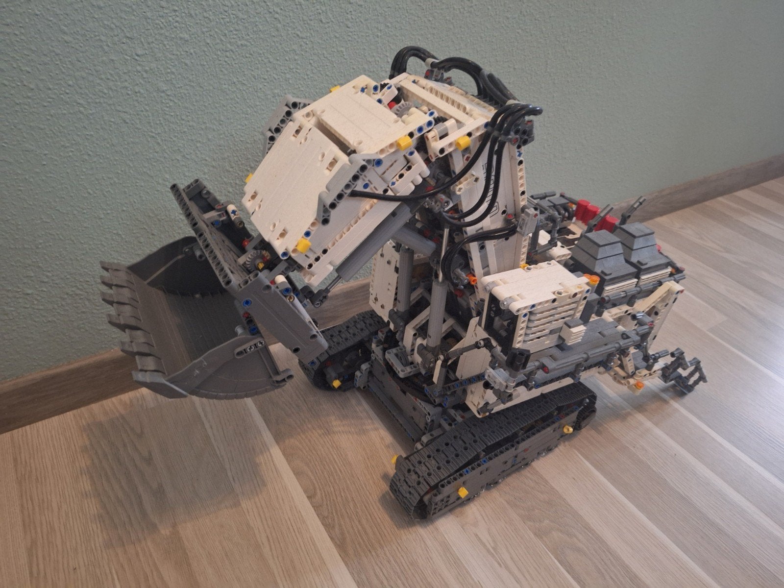 Foto 2 van Lego Technic Liebherr R 9800 Graafmachine (42100)