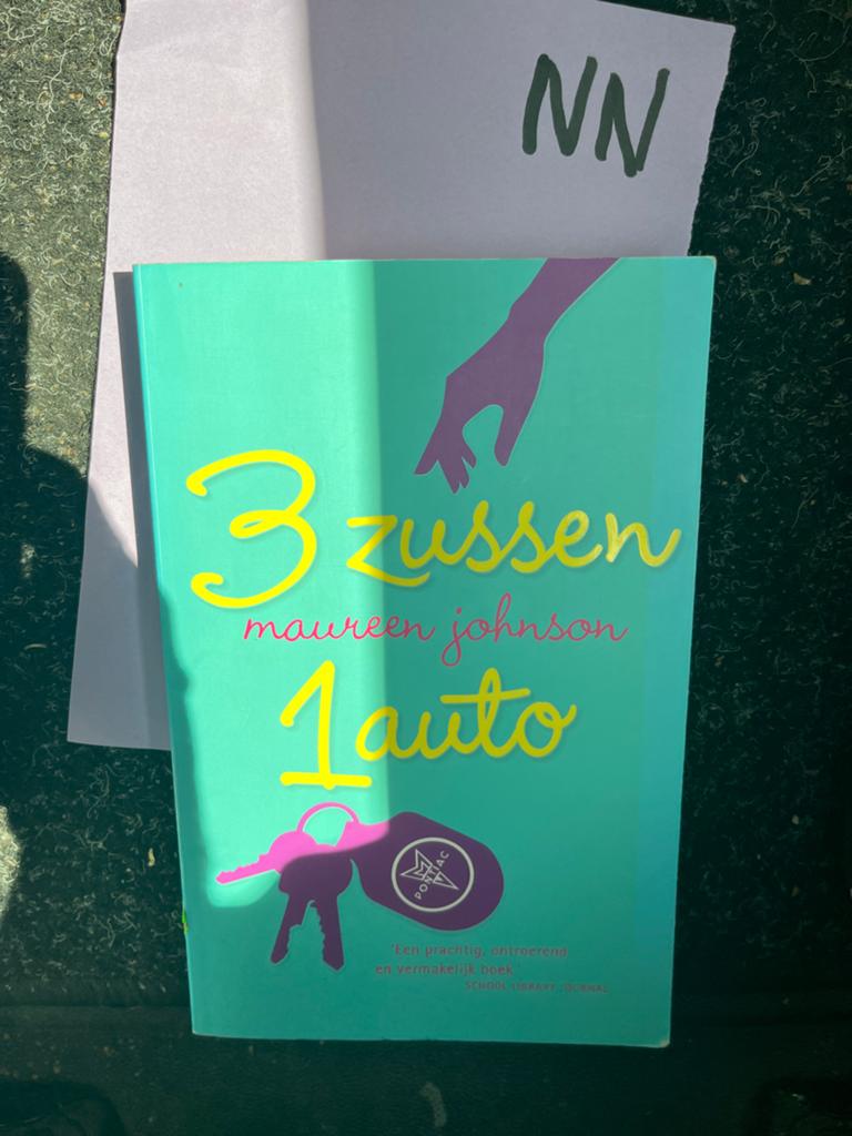 3 Zussen 1 Auto - Maureen Johnson (Jeugdboek), Ophalen of Verzenden, Zo goed als nieuw
