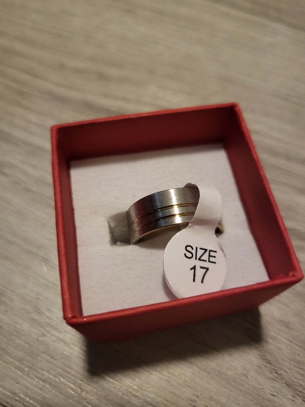 Nieuwe ring, maat 17, zilverkleurig met gouden accenten, IJzer of Staal, Nieuw, Ophalen of Verzenden, 17 tot 18