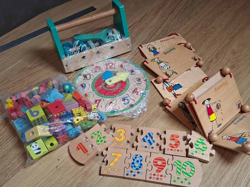 Houten speelgoed set: gereedschap, puzzels, kralen, klok, Kinderen en Baby's, Speelgoed | Houten speelgoed, Ophalen of Verzenden