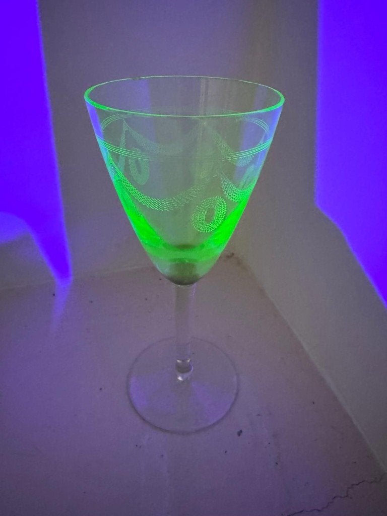 Uraniumglazen wijnglas met fraai geëtst decor, Antiek en Kunst, Ophalen