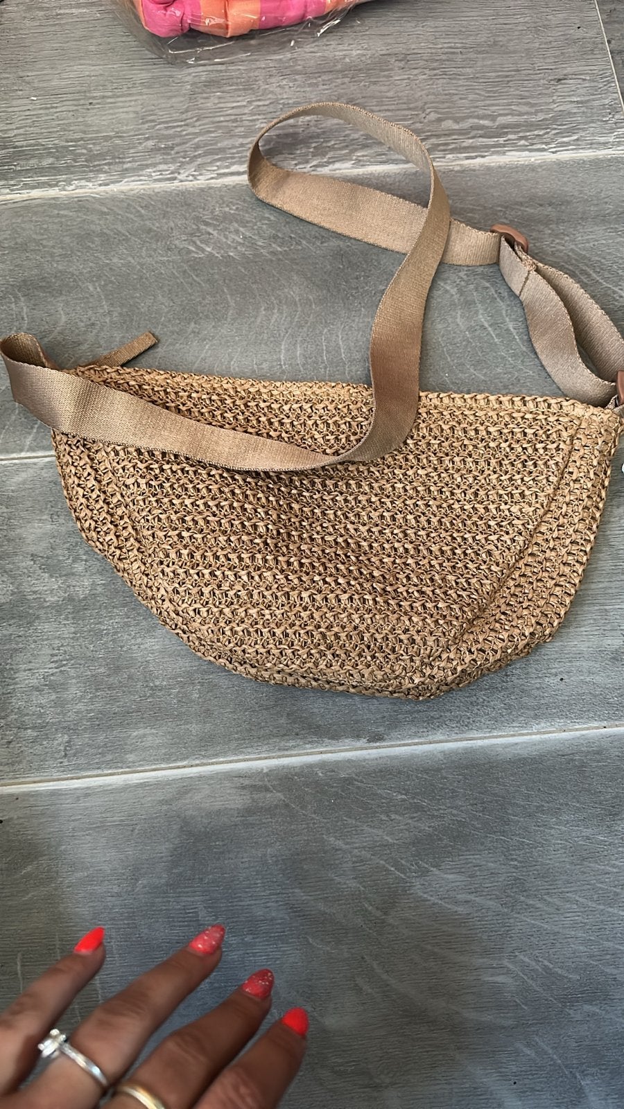 Stijlvolle rieten crossbodytas - Perfect voor de zomer, Sieraden, Tassen en Uiterlijk, Tassen | Damestassen, Ophalen, Nieuw, Beige