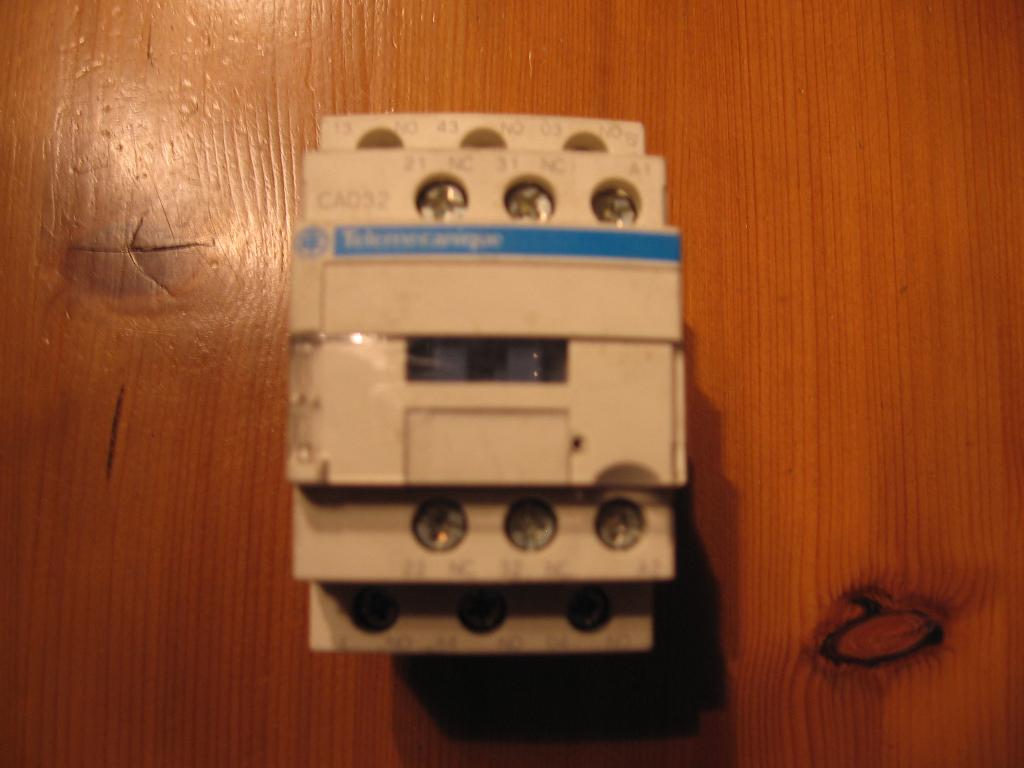 Telemecanique magneetschakelaar CAD32 relais., Hobby en Vrije tijd, Elektronica-componenten, Ophalen of Verzenden, Gebruikt