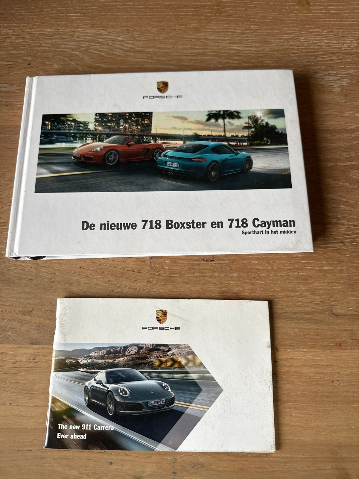 Porsche brochures: 718 Boxster/Cayman & 911 Carrera, Ophalen of Verzenden, Zo goed als nieuw, Porsche