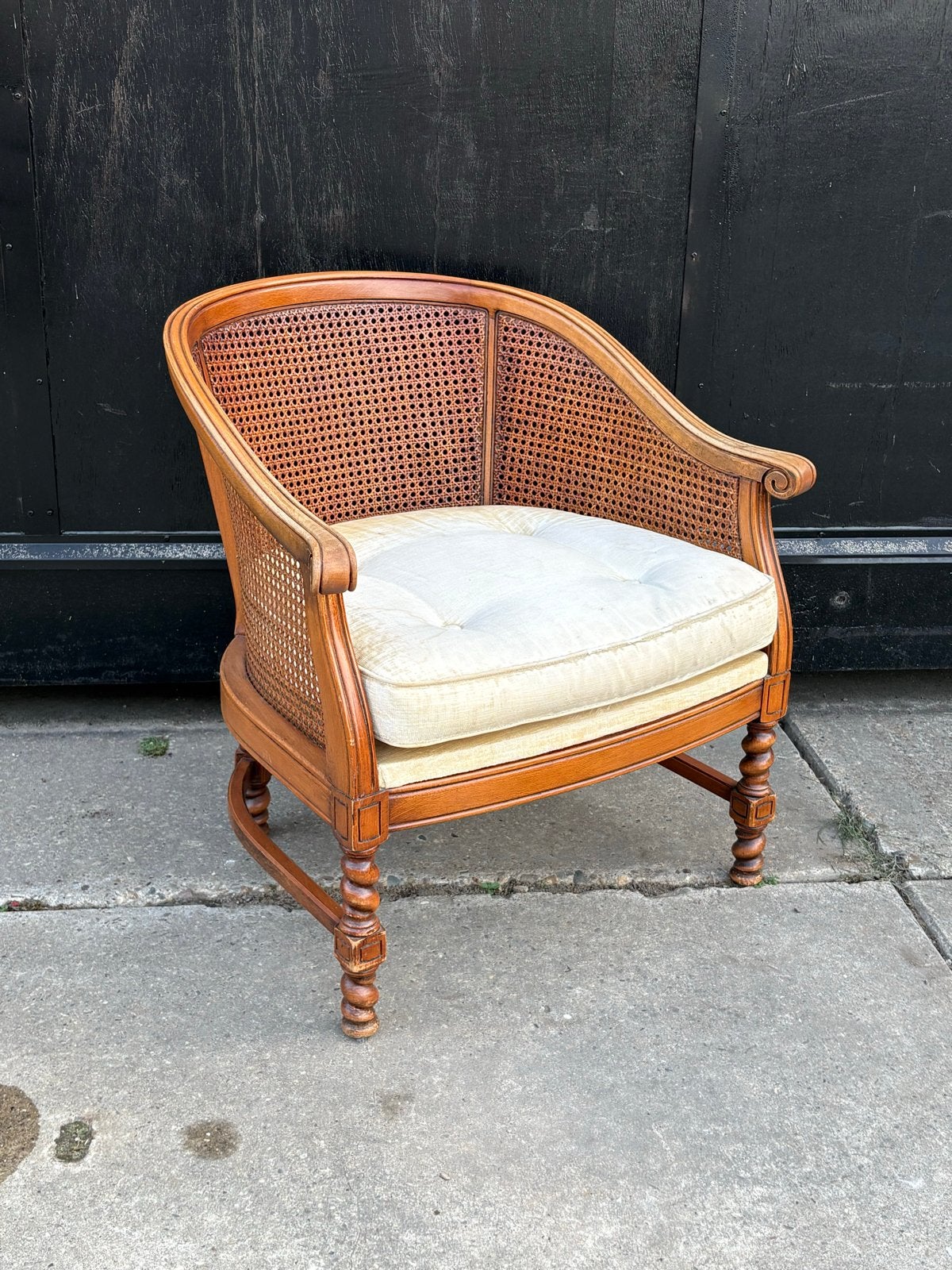 Vintage rotan stoel met vuile bekleding, Huis en Inrichting, Stoelen, Ophalen, Gebruikt, Bruin, Riet of Rotan