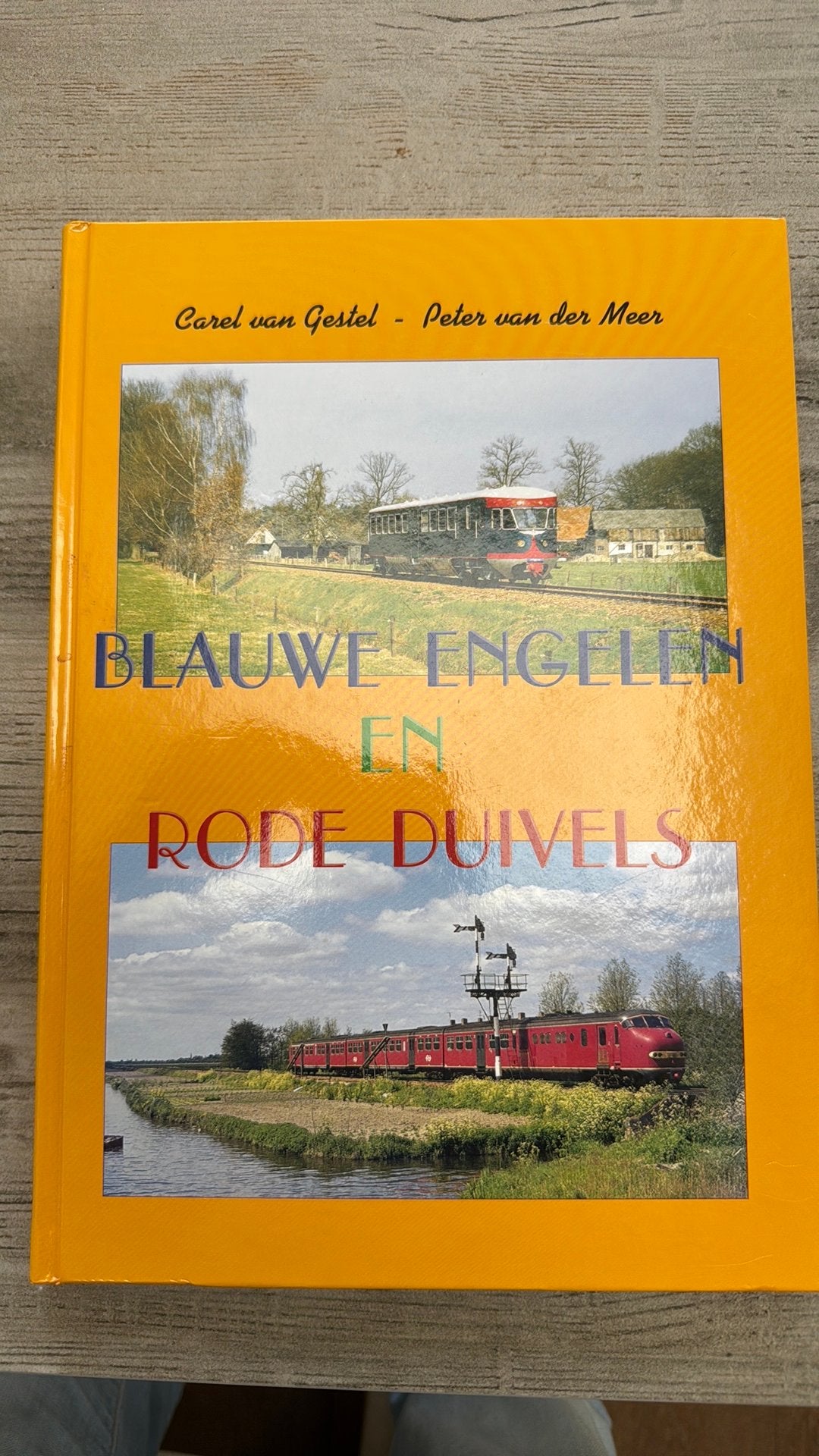 Blauwe Engelen en Rode duivels, Ophalen of Verzenden, Zo goed als nieuw, Trein, Boek of Tijdschrift