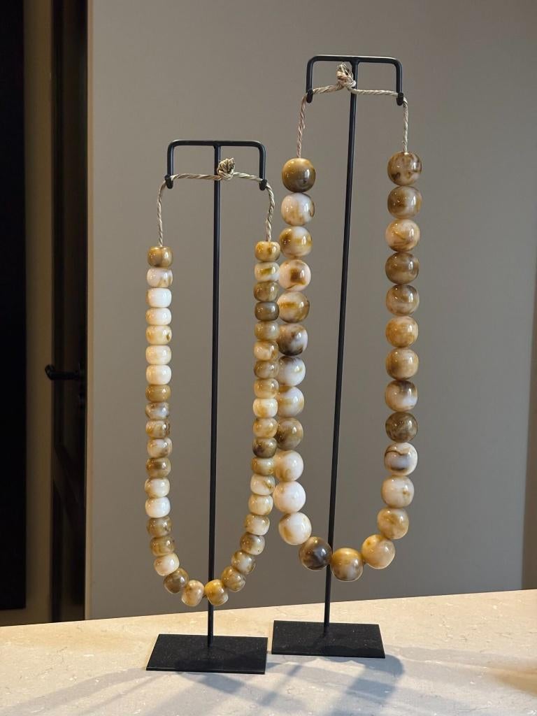 Kralenketting op standaard beige tinten 52x14 cm, Huis en Inrichting, Woonaccessoires | Overige, Nieuw, Overige materialen, Meerkleurig