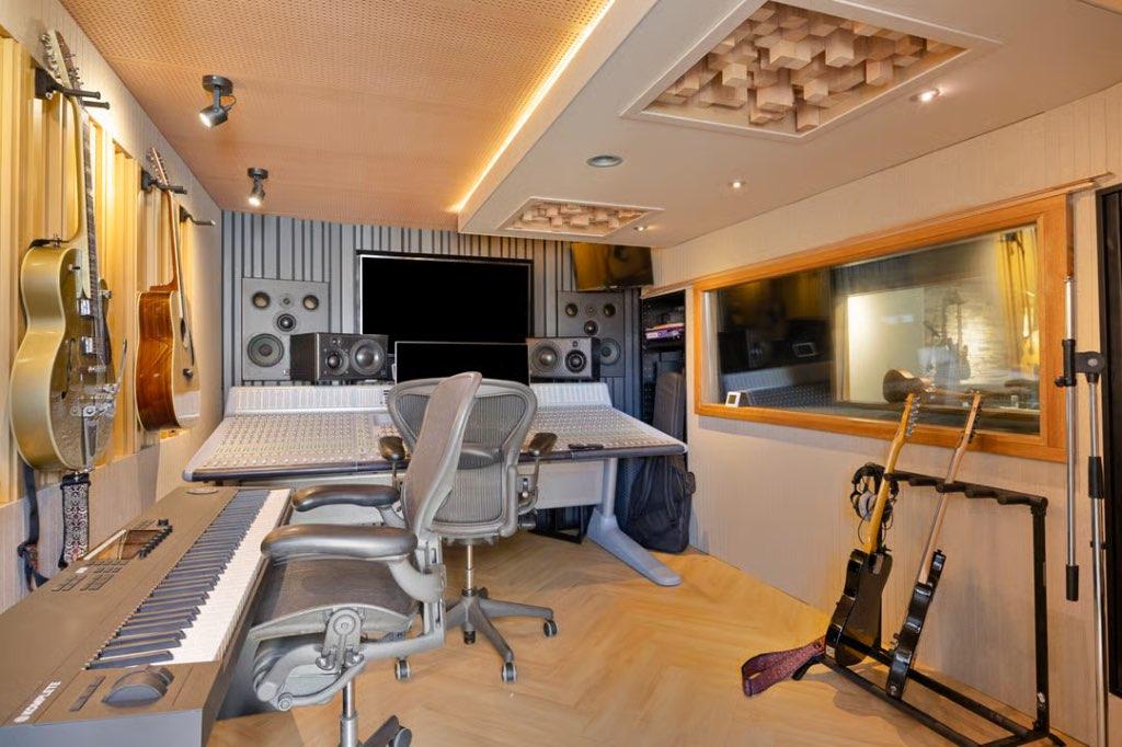 Geluidsstudio en oefenruimte te koop Tilburg Reeshof, 145 m², Koop, Woon- Werkruimte